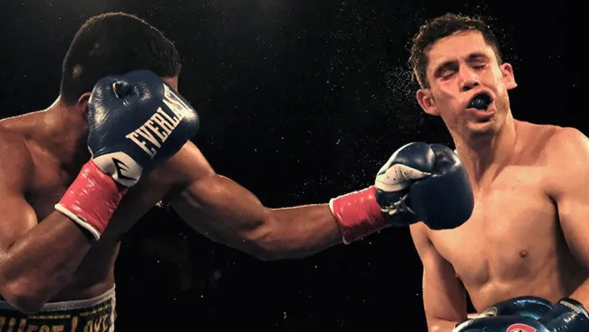 Román González conecta el rostro de Carlos Cuadras con un volado