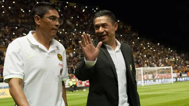 Gerardo Esquivel y Nacho Ambriz conversan rumbo a la banca 