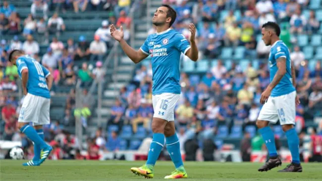Adrián Aldrete levanta las manos en el partido entre Cruz Azul y América en el A2016