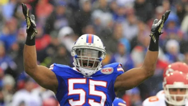 Jerry Hughes en un partido de los Bills de Buffalo