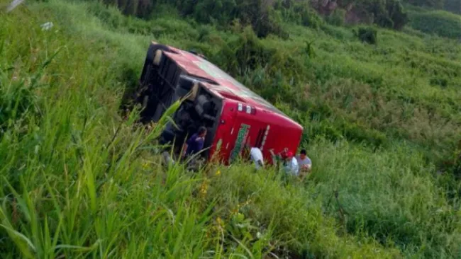 El camión del Deportivo Nuevo Chimalhuacán volcado a un lado de la carretera