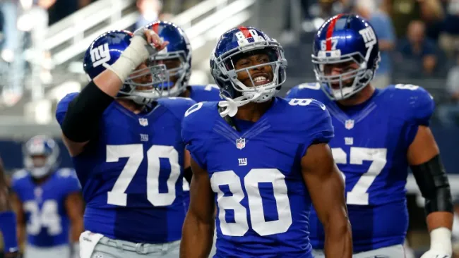 Víctor Cruz celebra con sus compañeros el TD del triunfo