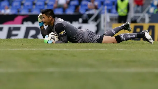 Talavera detiene un balón durante el partido frente a Puebla