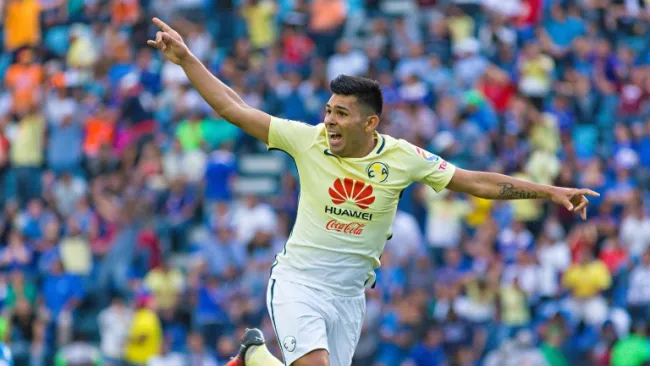Silvio Romero celebra su segundo gol del partido frente a Cruz Azul