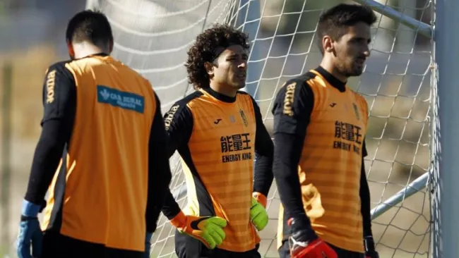 Guillermo Ochoa, junto a los porteros del Granda, en un entrenamiento