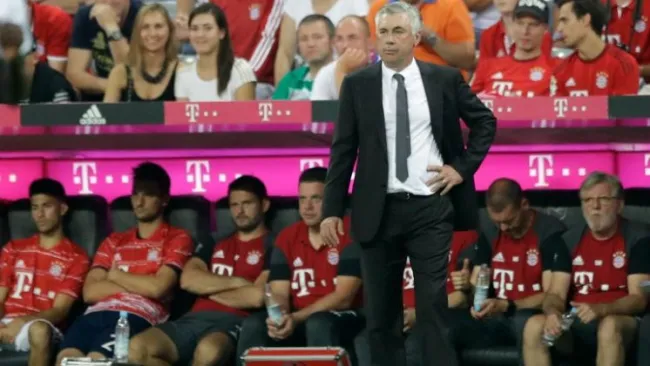 Carlo Ancelotti observa el funcionamiento de su equipo en la Bundesliga