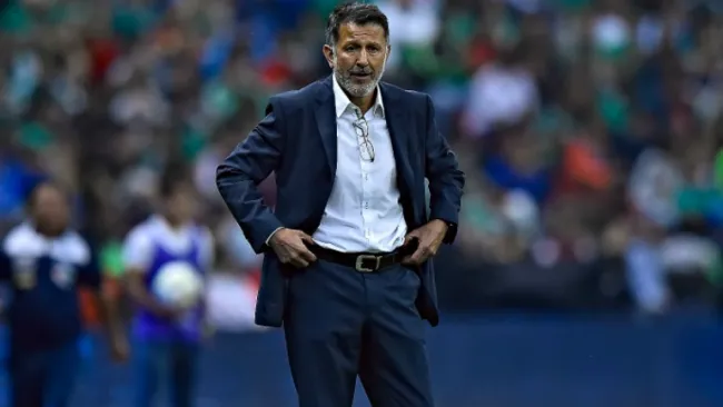 Juan Carlos Osorio observa al Tricolor en el Estadio Azteca