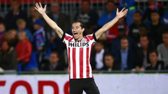 Andrés Guardado en un partido de Champions con el PSV
