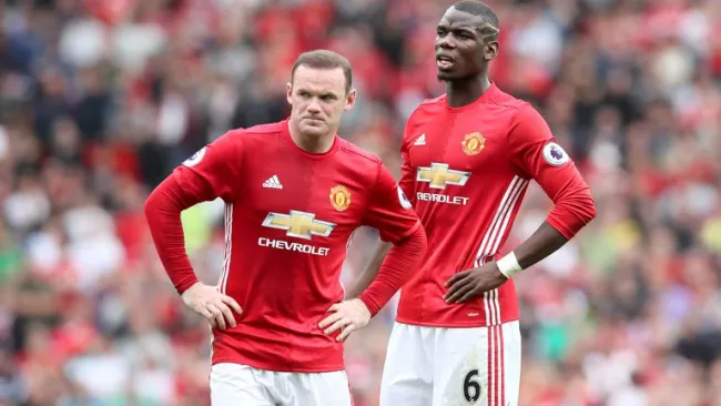 Paul Poga y Wayne Rooney durante el Derbi de Manchester
