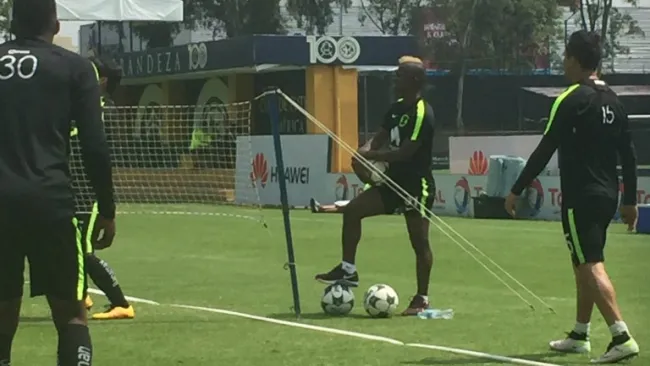 Darwin Quintero observa la práctica del América en Coapa