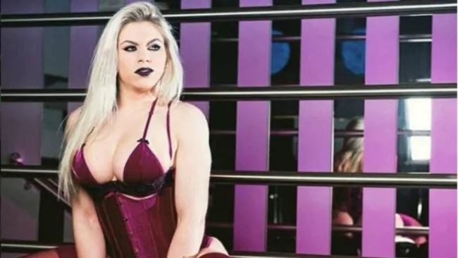 Danny Morais posa para una sesión fotográfica 