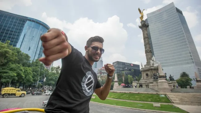 Yair Rodríguez con ganas de triunfo en el Ángel de Independencia