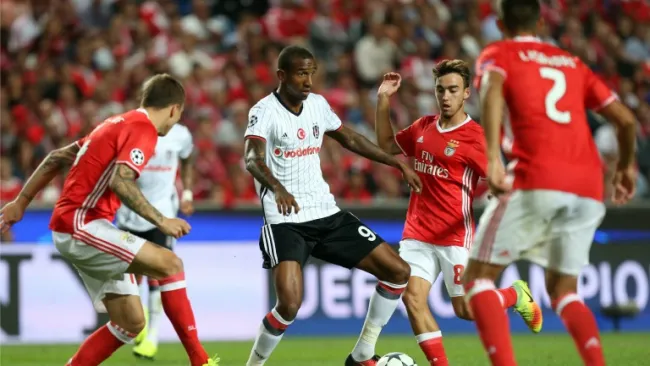 Aboubakar enfrenta a jugadores del Benfica en Champions