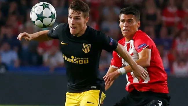 Moreno intenta evadir el ataque rival