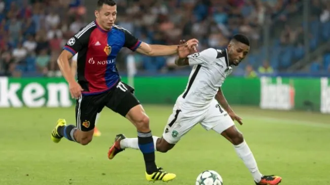 Marek Suchy den Basel se disputa el balón con Jonathan Cafu del Ludogorets
