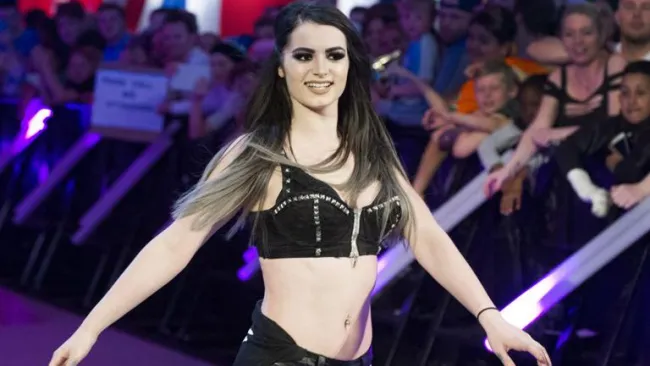 Paige ingresa al ring en un evento de WWE