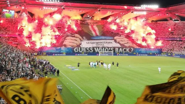 Manta que mostraron los aficionados del Legia