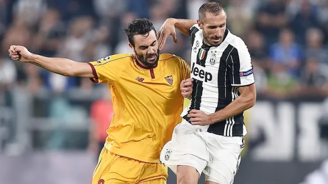 Giorgio Chiellini disputa el balón con Vicente Iborra