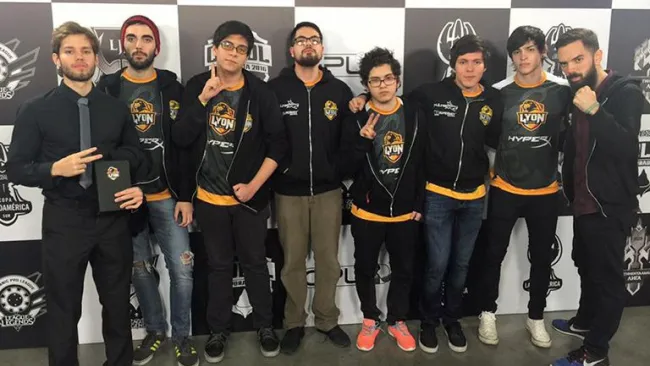 El equipo de Lyon posa tras ganar una partida en el IWCQ