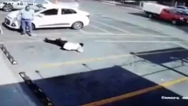 El adulto mayor quedó inconsciente tras el fuerte golpe