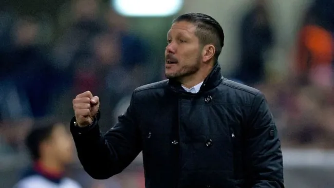 Simeone dirigiendo un partido del Atlético