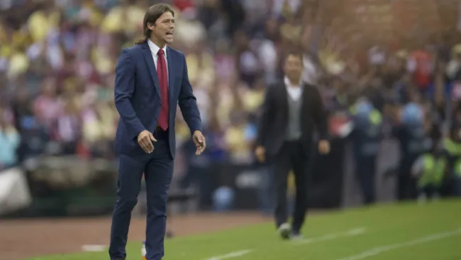 Matías Almeyda da indicaciones en Clásico Joven
