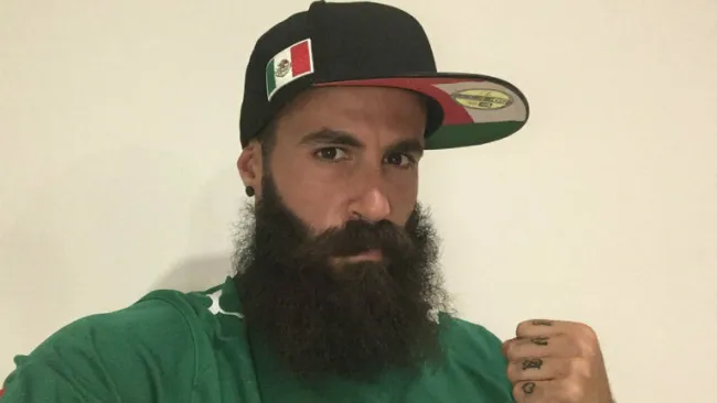 Marc Crosas posa con gorra de México