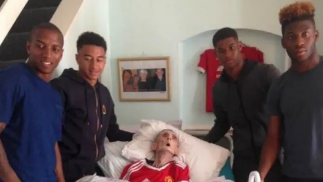 Los jugadores del Manchester United visitando a Paddy Lawler