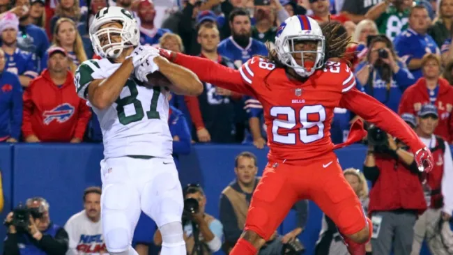 Decker recibe en zona de anotación