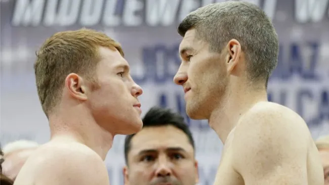 Saúl 'Canelo' Álvarez frente a Liam Smith en la ceremonia de pesaje 
