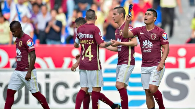 Los jugadores de América celebrando una anotación