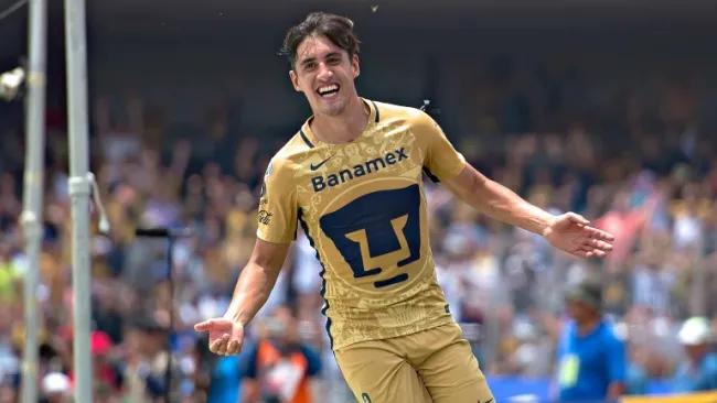 Josecarlos Van Rankin celebra un gol de Pumas