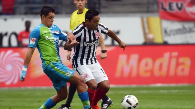 Fabián y Chicharito pelean un balón en partido de la Bundesliga