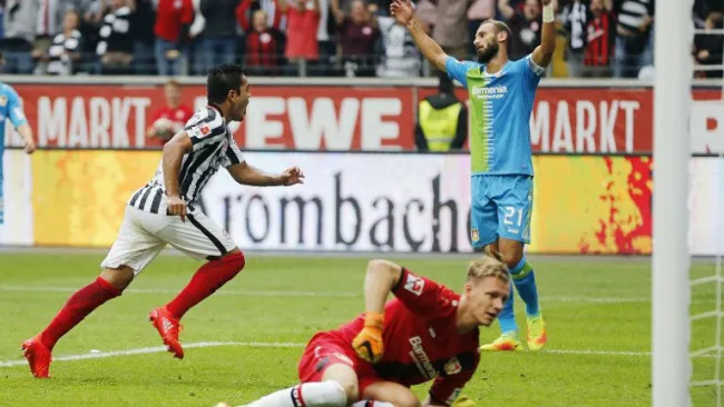 Marco Fabián festeja una anotación con el Eintracht Frankfurt