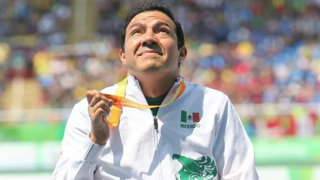 Edgar Navarro con su medalla de plata obtenida en Río 2016