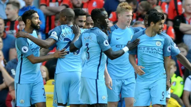 Jugadores del Manchester City se felicitan tras un gol