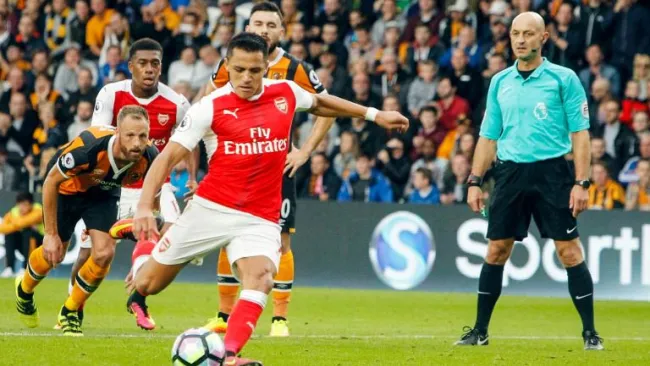 Alexis Sánchez cobra un penalti contra el Hull en la J5 de la Premier League
