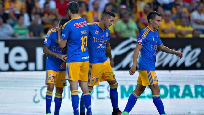 Jugadores de Tigres celebran un gol en un partido