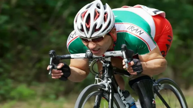 Bahman Golbarnezhad, ciclista iraní, duarante una carrera 