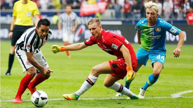 Marco Fabián durante la jugada del gol frente al Leverkusen
