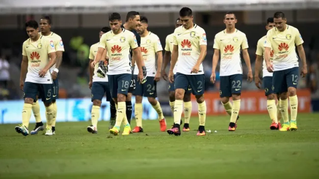 Jugadores de América caminan cabizbajos tras la derrota