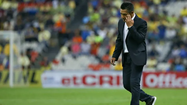 Ambriz camina sobre el cesped del Azteca tras caer frente a León