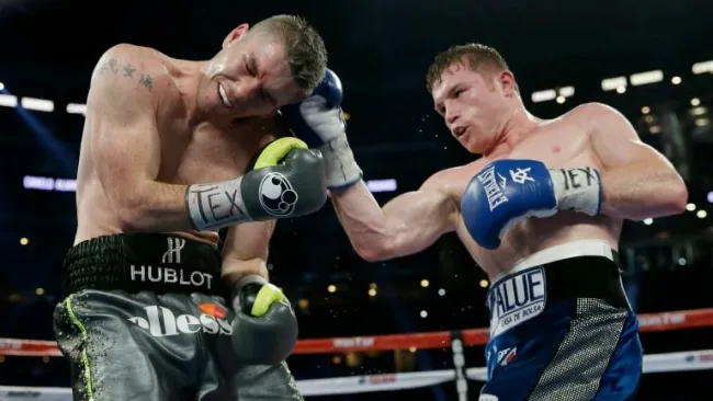 Saúl Álvarez le da un golpe a Smith