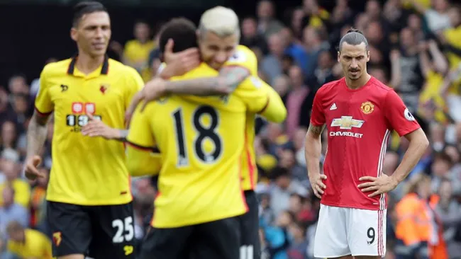 Zlatan Ibrahimovic observa la celebración del Watford