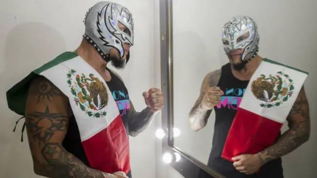Rey Misterio posa frente a un espejo con bandera mexicana