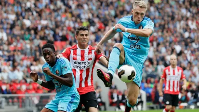 Héctor Moreno en disputa con jugadores del Feyenoord