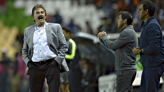Ricardo La Volpe da indicaciones en partido de Chiapas