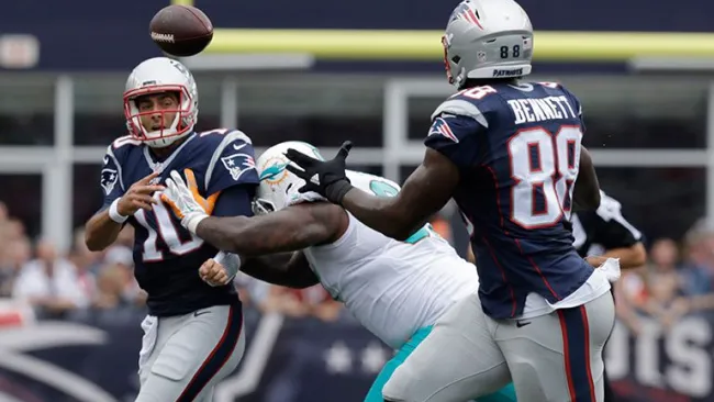 Jimmy Garoppolo a punto de ser capturado por la defensiva de Miami