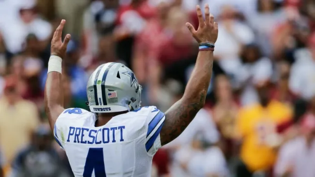 Dan Prescott festejando uno de los touchdowns de los Vaqueros