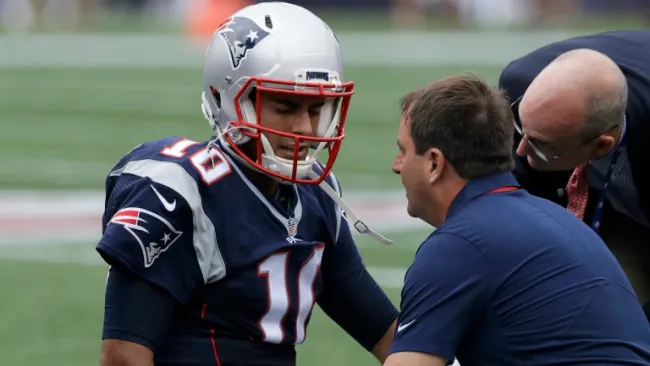 Jimmy Garoppolo es atendido tras la lesión en el hombro